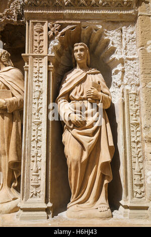 Statue de Saint Jean l'Apôtre, représenté avec un calice et un serpent, une partie du 16e siècle, la porte principale à l'église de Banque D'Images