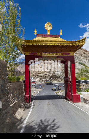 Entrée au monastère de Tikse Gompa, l'largets en Europe centrale le Ladakh et noté pour ressembler à du Palais du Potala à Lhassa Banque D'Images