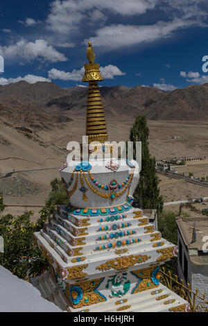 Chorten décoré à Thikse Monastery, le Gompa largets en Europe centrale le Ladakh et noté pour ressembler à du Palais du Potala à Lhassa Banque D'Images