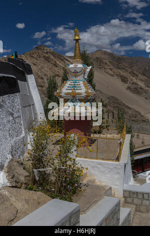 Chorten décoré à Thikse Monastery, le Gompa largets en Europe centrale le Ladakh et noté pour ressembler à du Palais du Potala à Lhassa Banque D'Images