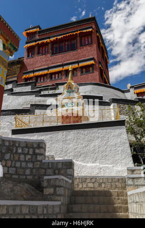 Chorten décoré à Thikse Monastery, le Gompa largets en Europe centrale le Ladakh et noté pour ressembler à du Palais du Potala à Lhassa Banque D'Images