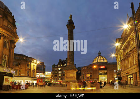 Grey's Monument, connu localement sous le monument, à Newcastle-upon-Tyne, en Angleterre. Le crépuscule descend sur le centre-ville. Banque D'Images