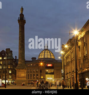 Grey's Monument, connu localement sous le monument, à Newcastle-upon-Tyne, en Angleterre. Le crépuscule descend sur le centre-ville. Banque D'Images
