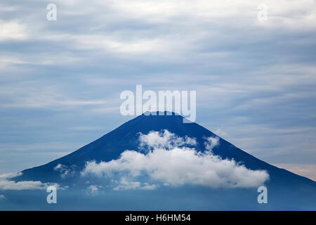 Vue sur le Fuji montagne depuis le lac Ashi à Hakone, Japon Banque D'Images