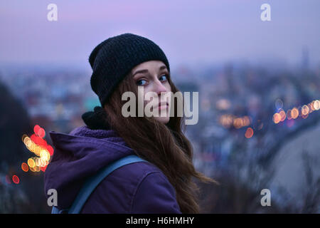 Portrait of young woman traveler contre floue cityscape Banque D'Images