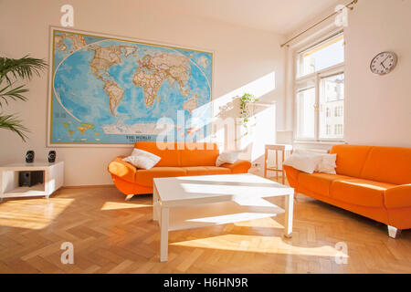 Minimaliste moderne,salon avec espace de repos, racks et espace bureau Banque D'Images