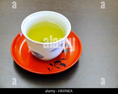 Le thé vert du Japon dans une tasse, plaque décorative. Banque D'Images