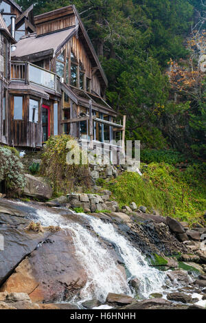 Chalet en bois sur la rive de l'île Galiano, en Colombie-Britannique Banque D'Images