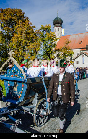 Une tradition bien aimé à la fin de l'année agricole : St Leonhard procession à cheval Banque D'Images