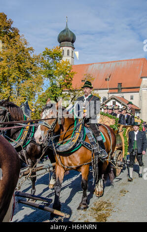 Une tradition bien aimé à la fin de l'année agricole : St Leonhard procession à cheval Banque D'Images