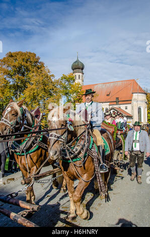 Une tradition bien aimé à la fin de l'année agricole : St Leonhard procession à cheval Banque D'Images