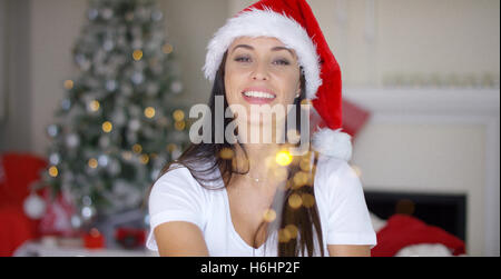 Jeune femme de fête en rouge Santa Claus hat Banque D'Images