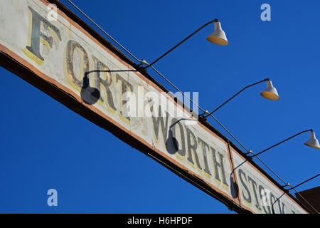 Le "Fort Worth Stock Yards' sur la rue principale a été un long moment incontournable dans Fort Worth Stock du District de cour. Banque D'Images