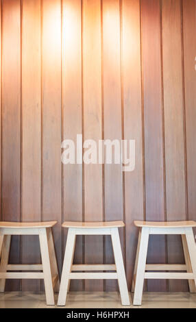 Trois chaises en bois sur le mur de fond, stock photo Banque D'Images