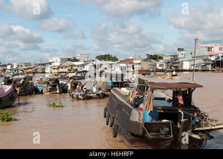 Célèbre Marché flottant Cai rang sur le fleuve, Delta du Mekong, Vietnam Banque D'Images