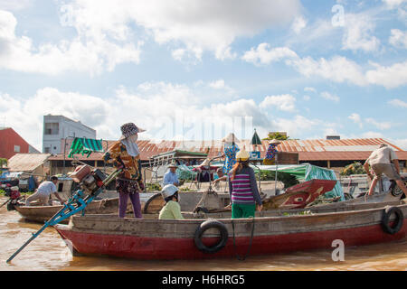 Célèbre Marché flottant Cai rang sur le fleuve, Delta du Mekong, Vietnam Banque D'Images