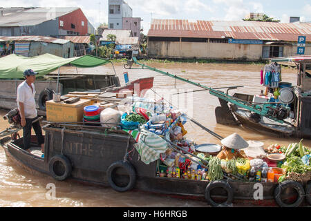 Célèbre Marché flottant Cai rang sur le fleuve, Delta du Mekong, Vietnam Banque D'Images