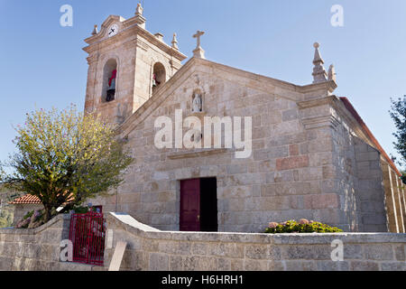 Façade de l'Église pré-romane de St Marie de la Visitation (Santa Maria da Visitacao) dans le village de Castro Laboreiro, Nort Banque D'Images