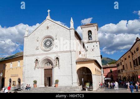 Norcia, Italie - 17 août 2014 : la cathédrale de Norcia de San Benedetto avant le séisme, des personnes non identifiées, balade autour de Banque D'Images