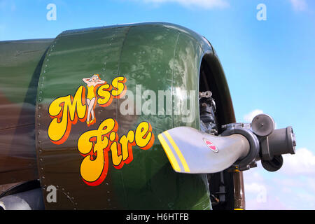 Mlle feu ; l'art de l'avion sur vintage VH-DGP North American Aviation à-6D AVION Texan à l'Australian International Airshow. Banque D'Images