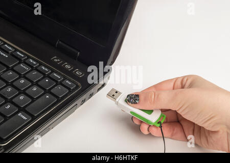 L'insertion de la clé USB pour ordinateur portable Banque D'Images