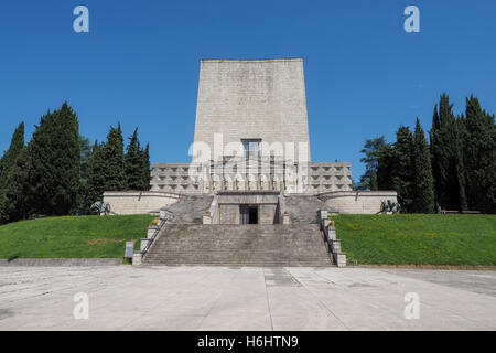 Ossary et mémorial pour les soldats italiens de la PREMIÈRE GUERRE MONDIALE, situé sur les collines près de Nervesa Montello, Veneto Banque D'Images