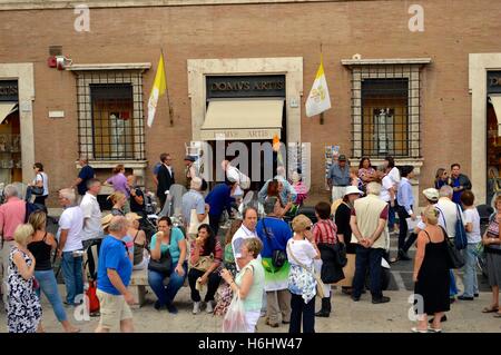 Les touristes recueillir l'extérieur d'une boutique de cadeaux souvenirs sur la bande du Vatican Rome Banque D'Images