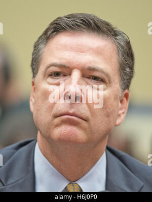 Octobre 28, 2016 - (photo) - Le directeur du FBI, James Comey a déclaré vendredi que le bureau examine les nouveaux e-mails liés à temps de Hillary Clinton comme secrétaire d'état. Sur la photo : 7 juillet, 2016 - Washington, District de Columbia, États-Unis d'Amérique - Le directeur du FBI, JAMES COMEY témoigne devant le United States House Committee sur la surveillance et la réforme du gouvernement après son annonce mardi qu'il recommande de ne pas poursuivre l'ex-secrétaire d'État américaine Hillary Clinton pour le maintien d'un serveur privé sur la colline du Capitole. © Ron Sachs/CNP/ZUMA/Alamy Fil Live News Banque D'Images