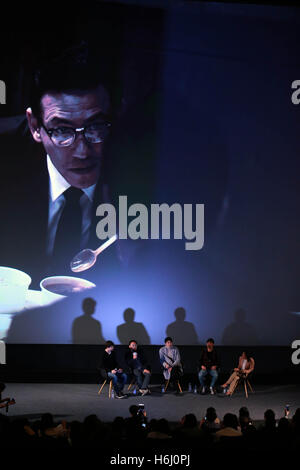 Francfort, Allemagne. 28 Oct, 2016. Directeur sud-coréen Kim Sung-Soo (2L) et l'acteur Jung Woo-Sung assister au premier ministre allemand du film 'Asura : La ville de folie pendant le Festival du film coréen à Francfort, Allemagne, le 28 octobre 2016. Les cinq jours, 5ème projet 'K - Le Festival du film coréen' a été ouverte le 26 octobre à Francfort, au cours de laquelle 27 films seront présentés en quatre catégories. © Luo Huanhuan/Xinhua/Alamy Live News Banque D'Images