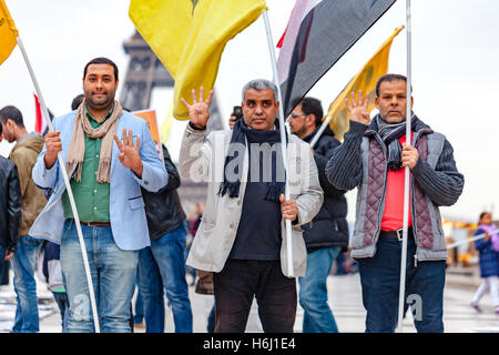 Paris, France - 28 octobre 2016 : personnes qui protestaient au Trocadéro près de la Tour Eiffel à Paris contre Abdel Fattah al-Sisi gouvernement en Égypte. Ils pendent les drapeaux de Rabia frères musulmans. Crédit : Guillaume Louyot/Alamy Live News Banque D'Images