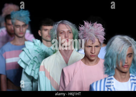 Sao Paulo, Brésil. 28 Oct, 2016. Présenter des modèles de créations de Joao Pimenta's collection lors de la Fashion Week de Sao Paulo (SPFW), à Sao Paulo, Brésil, le 28 octobre, 2016. © Rahel Patrasso/Xinhua/Alamy Live News Banque D'Images