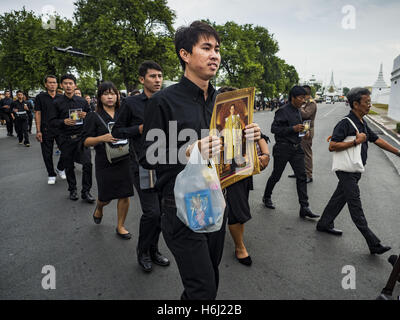 Bangkok, Thaïlande. 29 Oct, 2016. Les gens ont des photos de la fin, le Roi Bhumibol Adulyadej de Thaïlande, alors qu'ils déposent dans le Grand Palais pour rendre hommage à Sa Majesté. Samedi était le premier jour de Thaïlandais pourrait rendre hommage à la fin de l'urne funéraire Bhumibol Adulyadej, Roi de Thaïlande, au Dusit Maha Prasart dans la salle du trône du Grand Palais. Credit : ZUMA Press, Inc./Alamy Live News Banque D'Images