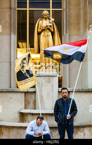 Paris, France - 28 octobre 2016 : personnes qui protestaient au Trocadéro près de la Tour Eiffel à Paris contre Abdel Fattah al-Sisi gouvernement en Égypte. Ils pendent les drapeaux de Rabia frères musulmans. Crédit : Guillaume Louyot/Alamy Live News Banque D'Images