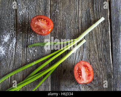 29 octobre 2016 - Les tomates avec les oignons verts sur fond de bois (Image Crédit : © Igor Golovniov via Zuma sur le fil) Banque D'Images