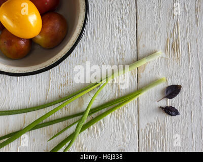 29 octobre 2016 - Les tomates avec les oignons verts sur fond de bois (Image Crédit : © Igor Golovniov via Zuma sur le fil) Banque D'Images