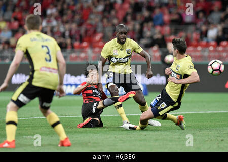 Impeccable Stadium, Sydney, Australie. 29 Oct, 2016. Hyundai A-League Football. Western Sydney Wanderers contre Central Coast Mariners. Le milieu de terrain Wanderers Jumpei Kusukamis shot hits la barre transversale. Le jeu s'est terminée par un nul 1-1. Credit : Action Plus Sport/Alamy Live News Banque D'Images