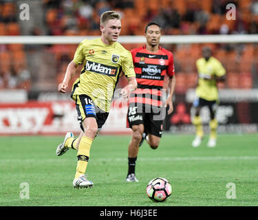 Impeccable Stadium, Sydney, Australie. 29 Oct, 2016. Hyundai A-League Football. Western Sydney Wanderers contre Central Coast Mariners. Les navigateurs buteur Adam Berry durs de l'avant. Le jeu s'est terminée par un nul 1-1. Credit : Action Plus Sport/Alamy Live News Banque D'Images