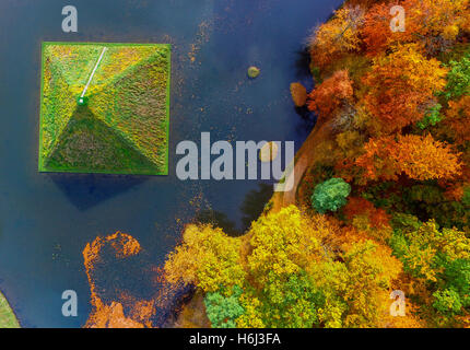 Cottbus, Allemagne. 29 Oct, 2016. Une photo aérienne avec un bourdon montre le lac Pyramid in autumnal Fuerst Pueckler Park près de Cottbus, Allemagne, 29 octobre 2016. Le parc, composé d'une grande sensibilité par le prince Hermann von Pueckler-Muskau à Branitz, est considéré comme le dernier des grands jardins paysage allemand. Photo : PATRICK PLEUL/dpa/Alamy Live News Banque D'Images