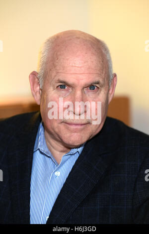 Munich, Allemagne. 28 Oct, 2016. Steve McCurry, photographe nous pose devant son 'événement sur la lecture. Une passion sans frontières' dans la Literaturhaus à Munich, Allemagne, 28 octobre 2016. Photo : FELIX/HOERHAGER dpa - PAS DE FIL - SERVICE/dpa/Alamy Live News Banque D'Images
