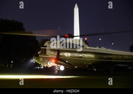 Washington, District de Columbia, Etats-Unis. 28 Oct, 2016. Le président des États-Unis Barack Obama retourne à la Maison Blanche le 28 octobre 2016 à Washington, DC. Obama s'est rendue en Floride dans l'après-midi pour faire campagne pour le candidat démocrate Hillary Clinton. Crédit : Olivier Douliery/Piscine via CNP Crédit : Olivier Douliery/CNP/ZUMA/Alamy Fil Live News Banque D'Images