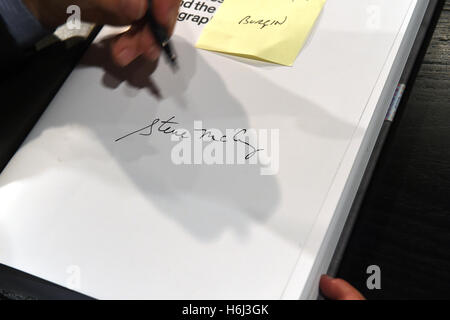 Munich, Allemagne. 28 Oct, 2016. La signature de Steve McCurry, photographe américain peut être vu dans la Literaturhaus après son 'événement sur la lecture. Une passion sans frontières" à Munich, Allemagne, 28 octobre 2016. Photo : FELIX/HOERHAGER dpa - PAS DE FIL - SERVICE/dpa/Alamy Live News Banque D'Images