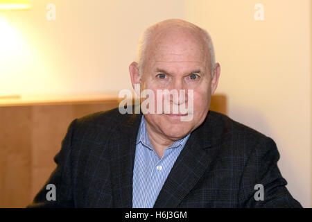 Munich, Allemagne. 28 Oct, 2016. Steve McCurry, photographe nous pose devant son 'événement sur la lecture. Une passion sans frontières' dans la Literaturhaus à Munich, Allemagne, 28 octobre 2016. Photo : FELIX/HOERHAGER dpa - PAS DE FIL - SERVICE/dpa/Alamy Live News Banque D'Images