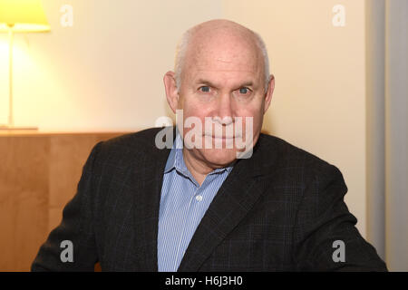 Munich, Allemagne. 28 Oct, 2016. Steve McCurry, photographe nous pose devant son 'événement sur la lecture. Une passion sans frontières' dans la Literaturhaus à Munich, Allemagne, 28 octobre 2016. Photo : FELIX/HOERHAGER dpa - PAS DE FIL - SERVICE/dpa/Alamy Live News Banque D'Images