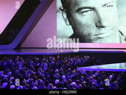 Leipzig, Allemagne. 28 Oct, 2016. Commémorant la fin Manfred Krug à la 22e 'Goldene Henne" cérémonie de remise des prix des médias dans le Neue Messe de Leipzig, Allemagne, 28 octobre 2016. Photo : HENDRIK SCHMIDT/dpa/Alamy Live News Banque D'Images