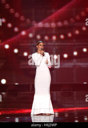 Leipzig, Allemagne. 28 Oct, 2016. Singer Vanessa Mai effectue à la 22e 'Goldene Henne" cérémonie de remise des prix des médias dans le Neue Messe de Leipzig, Allemagne, 28 octobre 2016. Photo : HENDRIK SCHMIDT/dpa/Alamy Live News Banque D'Images