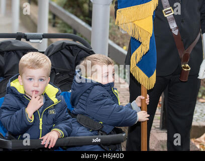 Brentwood, Essex, 29 octobre 2015 petit garçon est titulaire de la Légion britannique à lancer appel standard de pavot, Brentwood, Essex Crédit : Ian Davidson/Alamy Live News Banque D'Images