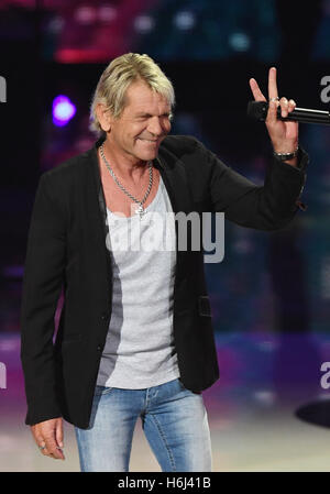 Leipzig, Allemagne. 28 Oct, 2016. Singer Matthias Reim effectue à la 22e 'Goldene Henne" cérémonie de remise des prix des médias dans le Neue Messe de Leipzig, Allemagne, 28 octobre 2016. Photo : HENDRIK SCHMIDT/dpa/Alamy Live News Banque D'Images