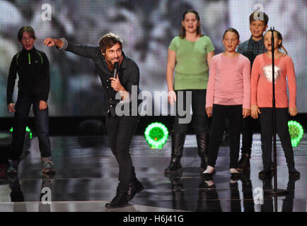 Leipzig, Allemagne. 28 Oct, 2016. Singer Giesinger Max effectue à la 22e 'Goldene Henne" cérémonie de remise des prix des médias dans le Neue Messe de Leipzig, Allemagne, 28 octobre 2016. Photo : HENDRIK SCHMIDT/dpa/Alamy Live News Banque D'Images