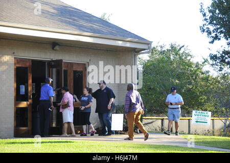 Houston, Texas, USA. 29 octobre, 2016. Les électeurs texans queue pendant le vote anticipé à une section de Houston, Texas, États-Unis, le 28 octobre, 2016. Au Texas, où le vote anticipé est disponible entre le 24 octobre et le 4 novembre, est parmi les 37 membres qui permettent aux électeurs de voter par la poste ou en personne avant le jour de l'élection générale (nov. 8, 2016). (Xinhua/Zhang Yongxing) (WTC) Credit : Xinhua/Alamy Live News Banque D'Images