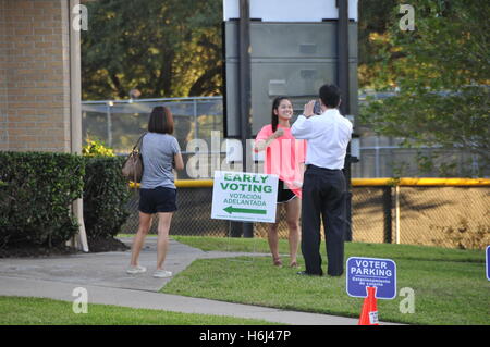 Houston, Texas, USA. 29 octobre, 2016. Les électeurs texans prendre des photos après avoir terminé le vote anticipé à une section de Houston, Texas, États-Unis, le 28 octobre, 2016. Au Texas, où le vote anticipé est disponible entre le 24 octobre et le 4 novembre, est parmi les 37 membres qui permettent aux électeurs de voter par la poste ou en personne avant le jour de l'élection générale (nov. 8, 2016). (Xinhua/Zhang Yongxing) (WTC) Credit : Xinhua/Alamy Live News Banque D'Images